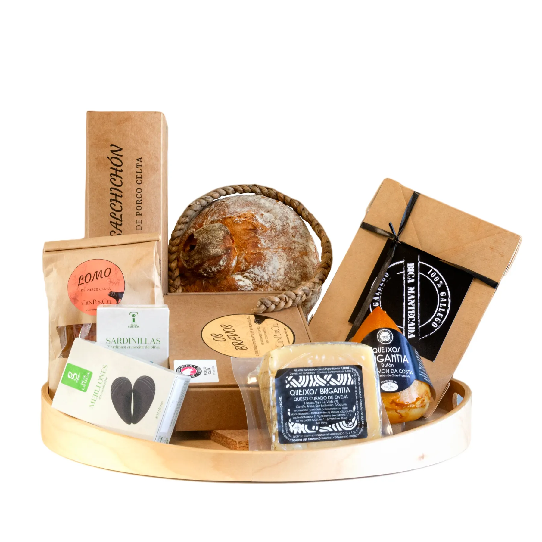 Cesta de producto gallego: pan, queso curado, embutidos y conservas.