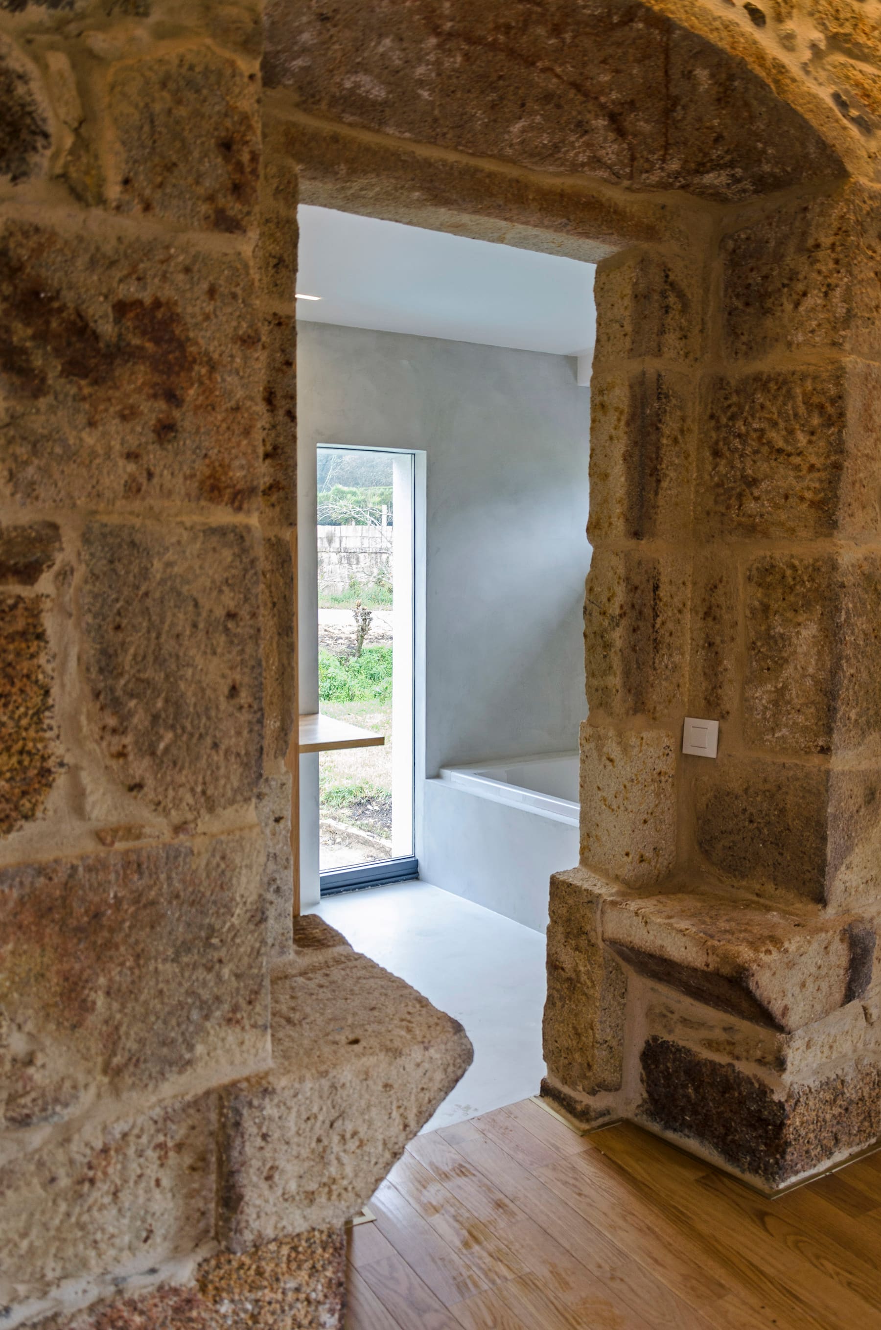 El parladoiro de Casa dos Parladoiros: hueco de piedra con un poyo a cada lado.