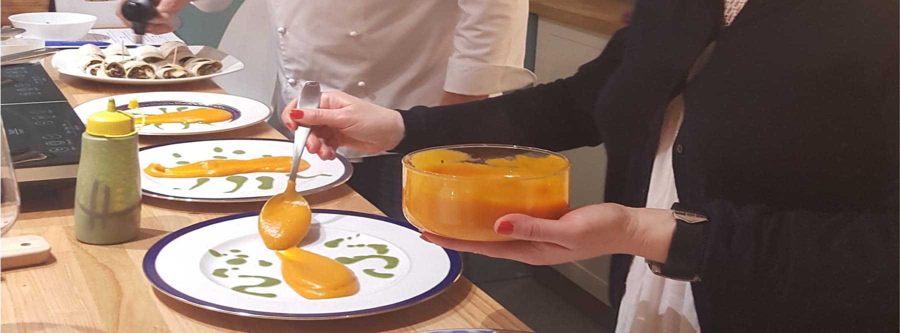 El chef emplatando durante un showcooking en la cocina de la casa.